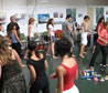 Alumnos realizando una actividad de baile en el Taller de Musicoterapia.